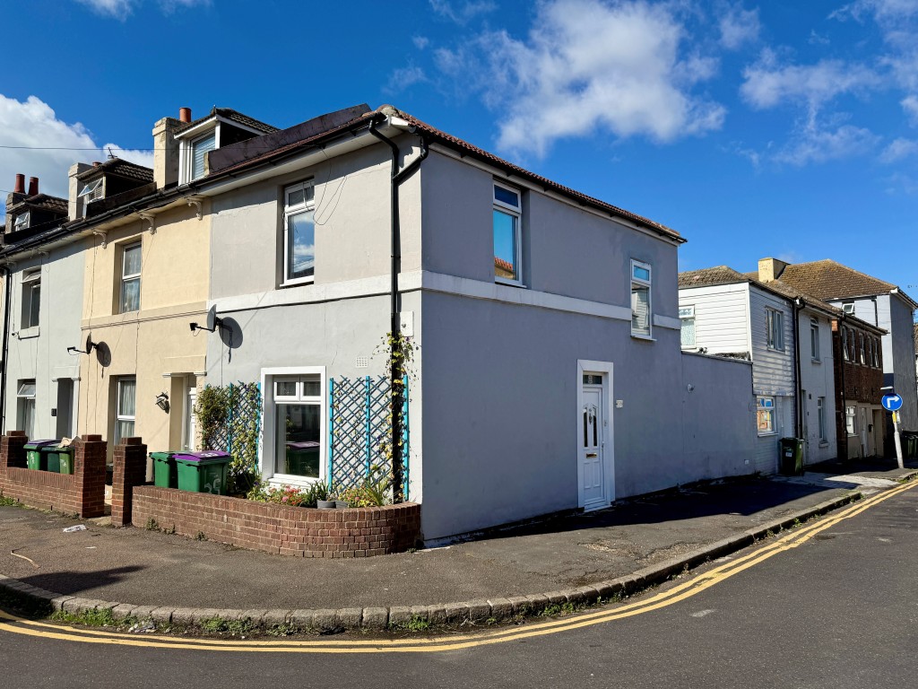 Lot: 16 - TWO-BEDROOM END-TERRACE HOUSE - End terrace house